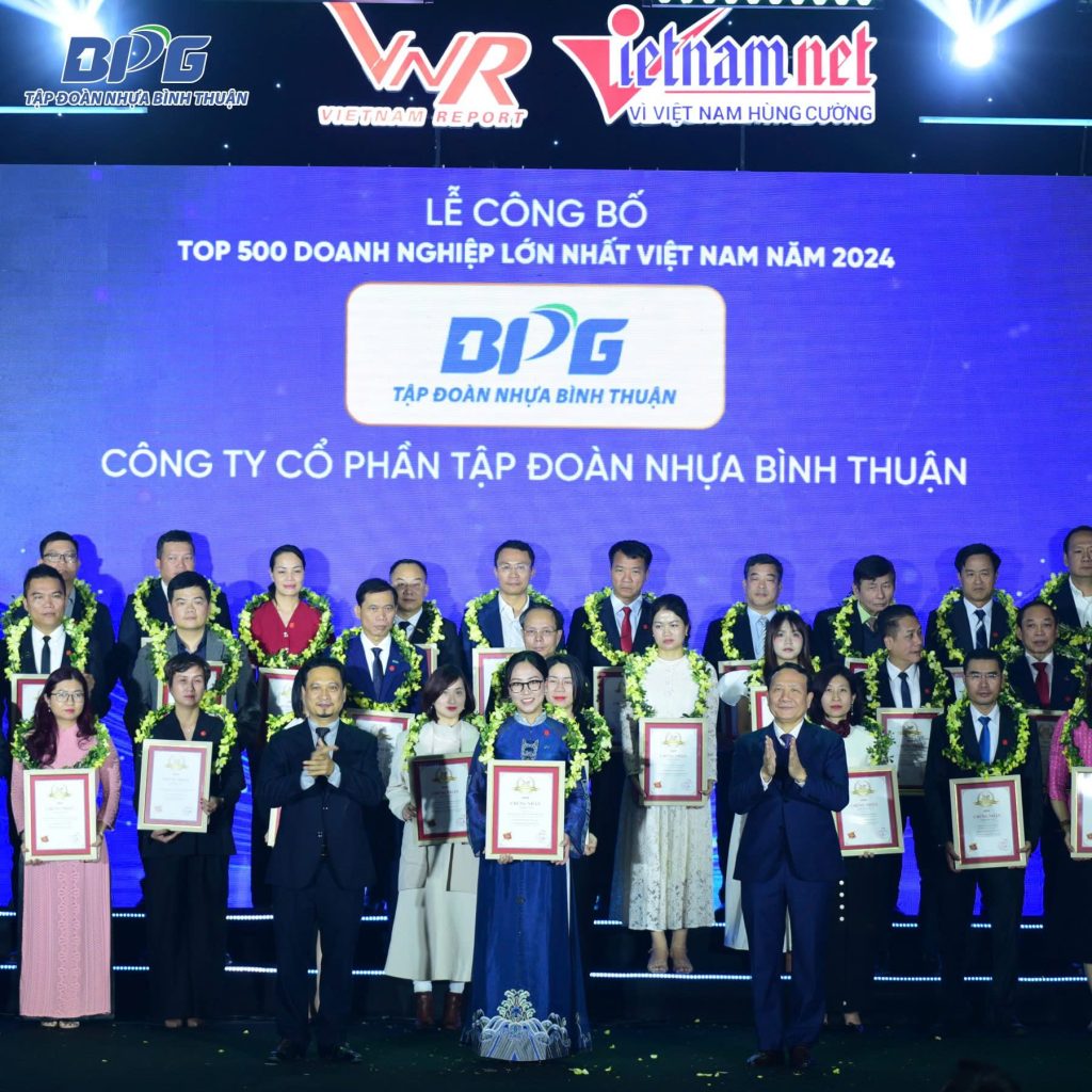 BPG - Binh Thuan Plastic Group receiving VNR500 award at Vietnam's Top 500 Largest Enterprises ceremony 2025