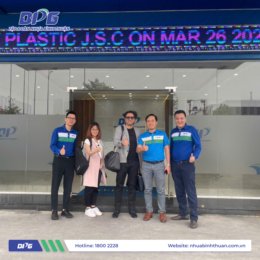 NiRoTech experts studying the plastic pallet manufacturing process at BQP factory of Binh Thuan Plastic Group