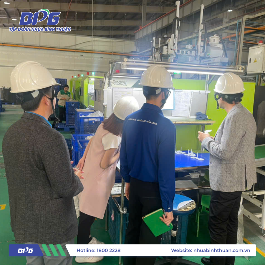 NiRoTech experts studying the plastic pallet manufacturing process at BQP factory of Binh Thuan Plastic Group