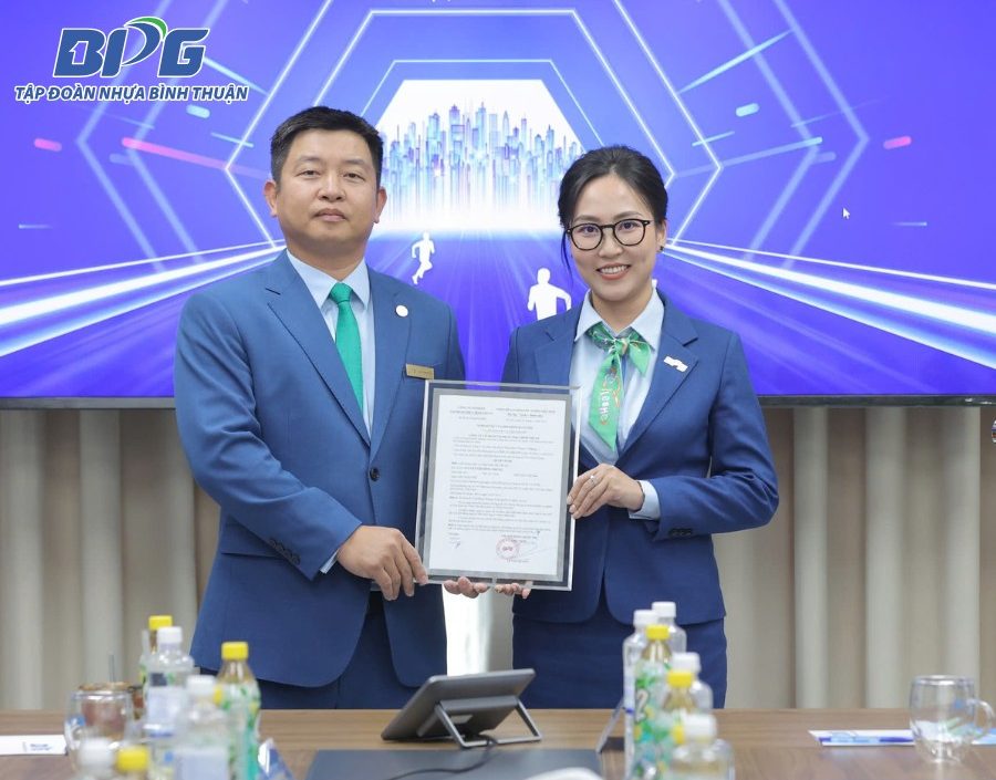 Chủ Tịch HQĐT BPG ông Lê Văn Quang trao quyết định bổ nhiệm Tổng Giám Đốc cho bà Nguyễn Thị Hồng Nhung