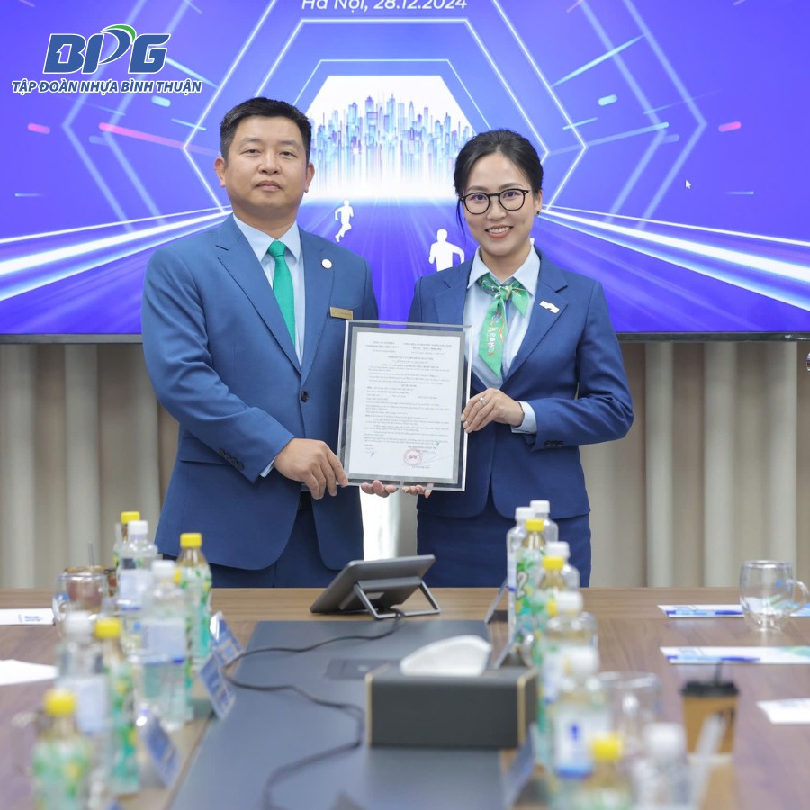 Chủ Tịch HĐQT BPG ông Lê Văn Quang trao quyết định bổ nhiệm Tổng Giám Đốc cho bà Nguyễn Thị Hồng Nhung