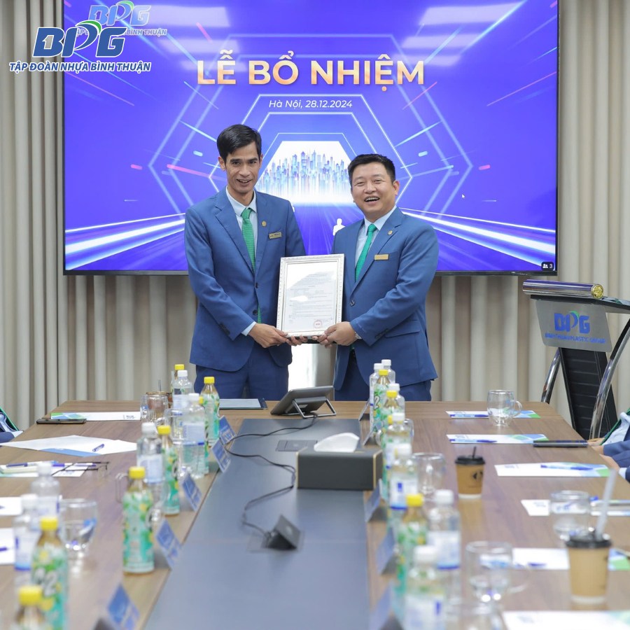Ông Nguyễn Khắc Tuân nhận quyết định bổ nhiệm chức vụ mới - Chủ Tịch BPG Recycle từ Chủ Tịch Lê Văn Quang