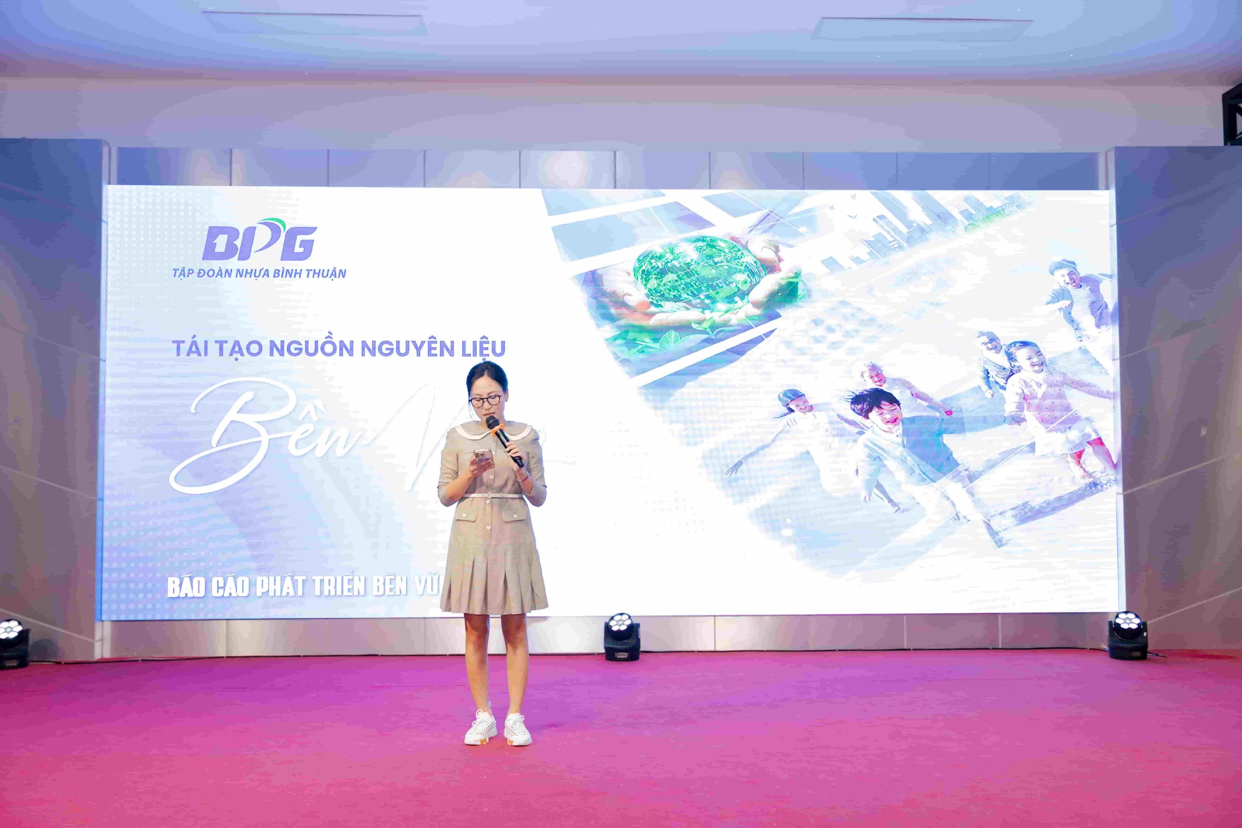 Phó TGĐ BPG - Bà Nguyễn Thị Hồng Nhung - Giới thiệu Báo cáo phát triển bền vững 2023 của Nhựa Bình Thuận