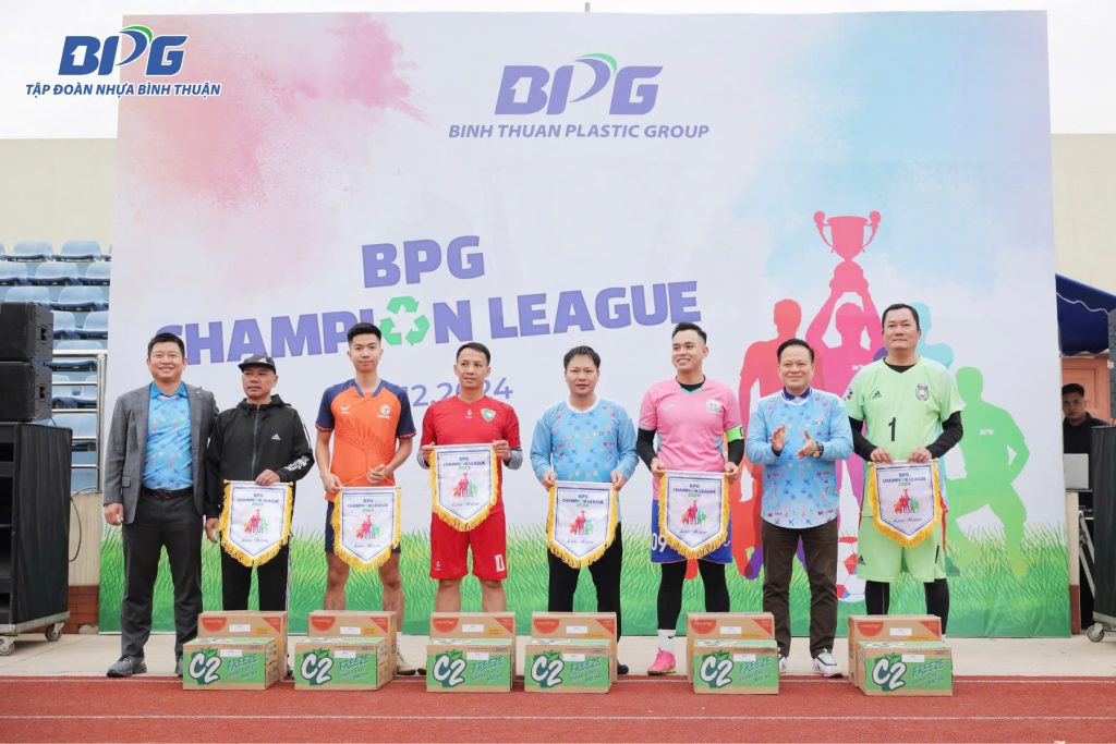 Ban Tổ chức trao cờ lưu niệm cho các đội tham gia giảo bóng Nhựa Bình Thuận