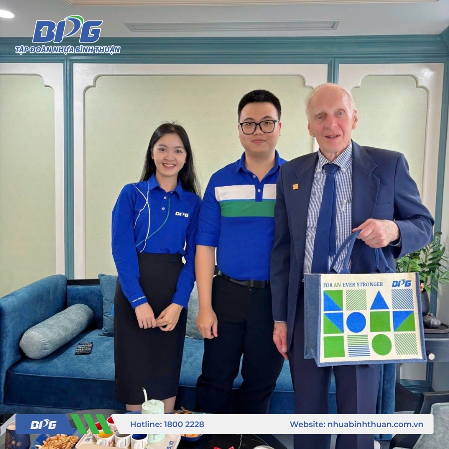 GS.TS Stanley D. Nollen cùng đại diện Tập đoàn Nhựa Bình Thuận (BPG) thảo luận về chiến lược phát triển