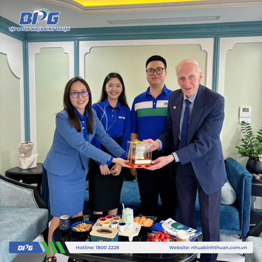 CEO Tập đoàn Nhựa Bình Thuận (BPG) trao tặng kỷ niệm chương cho GS.TS Stanley D. Nollen