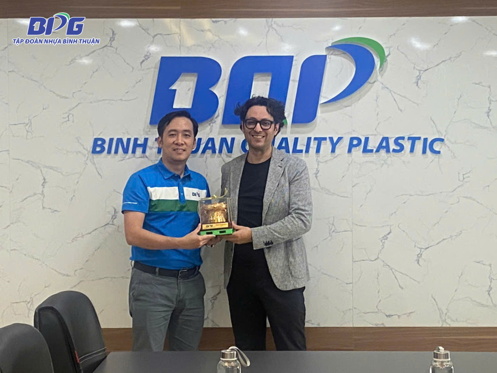 BQP trao tặng quà lưu niệm cho CEO NiRoTech trong buổi gặp mặt hợp tác phát triển công nghệ mới cho sản xuất pallet nhựa và nhựa công nghiệp phụ trợ