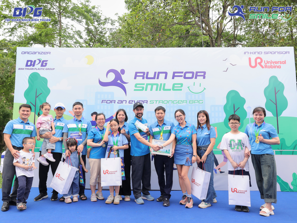 BPG và đại diện các bé cùng gia đình chụp hình lưu niệm tại chương trình