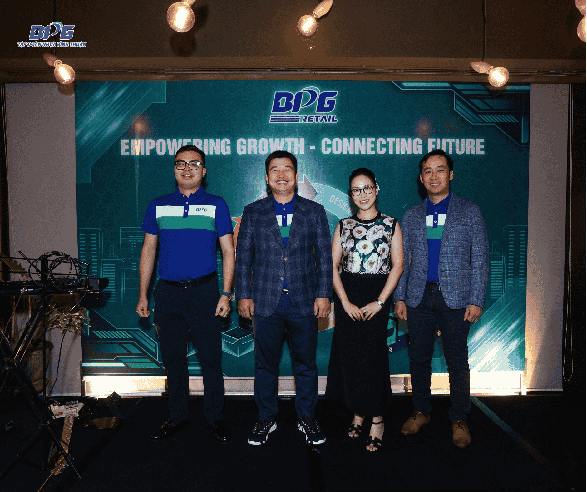 Ban lãnh đạo Tập đoàn Nhựa Bình Thuận chụp ảnh lưu niệm tại sự kiện