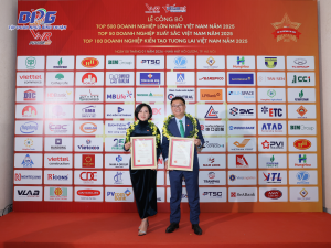 Bà Hoàng Thị Hằng và ông Nguyễn Thanh Tùng đại diện Nhựa Bình Thuận nhận giải thưởng