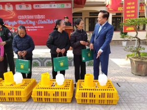 Ông Trịnh Minh Anh, đại diện Tập đoàn Nhựa Bình Thuận thực hiện trao tặng “Lồng gà An sinh” cho bà con địa phương tại Hà Tĩnh.
