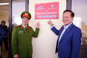 Đại diện Đoàn Thiện nguyện trao tặng và bàn giao Phòng máy tính “Bệ phóng Tin học 4.0”