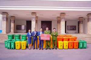 Đại diện Tập đoàn Nhựa Bình Thuận và Quỹ Thiện nguyện Nụ cười BPG trao tặng 50 thùng rác cho Bộ Tư lệnh Cảnh sát Cơ động
