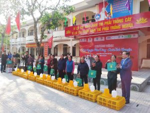 Ông Trịnh Minh Anh, đại diện Tập đoàn Nhựa Bình Thuận, trao tặng “Lồng gà An sinh” cho người dân tại Hà Tĩnh