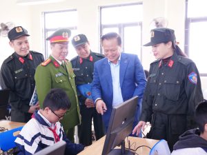 Đại diện Đoàn Thiện nguyện trao tặng và bàn giao Phòng máy tính “Bệ phóng Tin học 4.0”