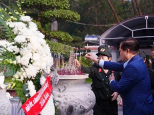 Ông Trịnh Minh Anh đại diện Tập đoàn Nhựa Bình Thuận dâng hương tưởng niệm tại Ngã Ba Đồng Lộc
