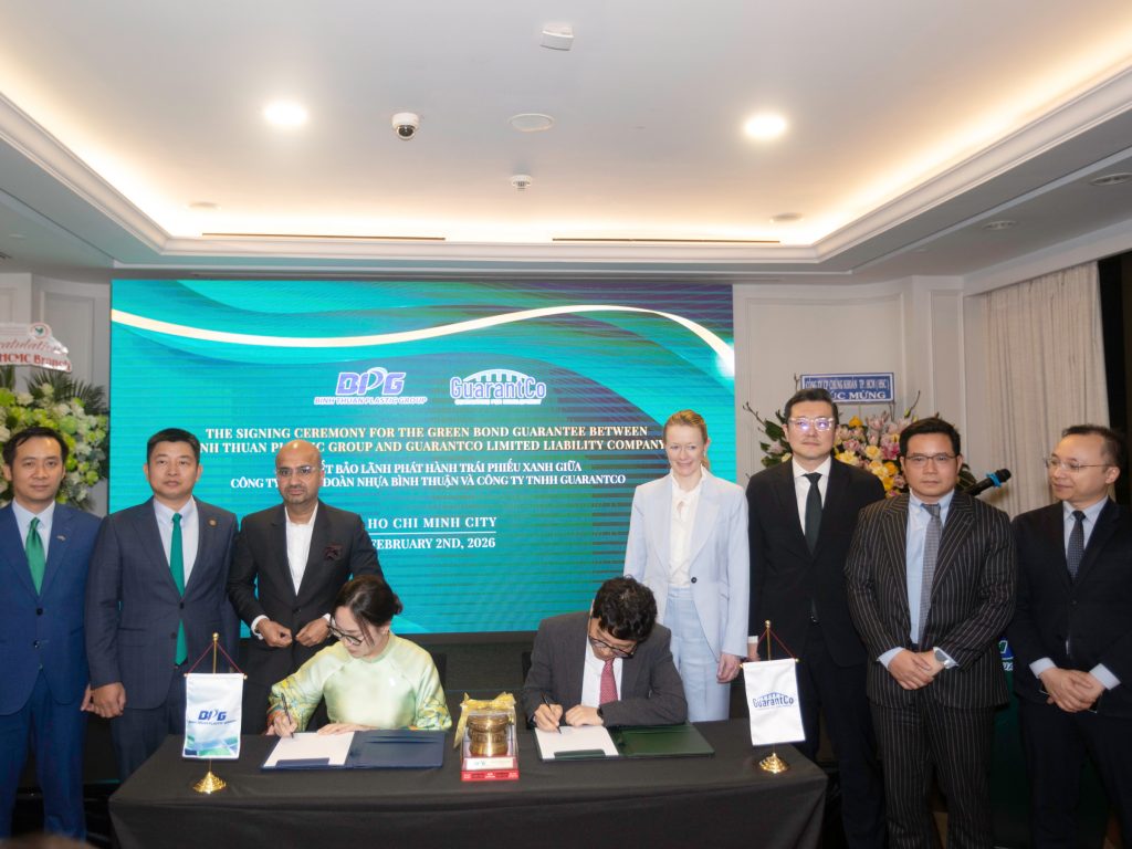 Đại diện Tập đoàn Nhựa Bình Thuận và GuarantCo thực hiện Lễ ký kết Bảo lãnh phát hành Trái phiếu Xanh.