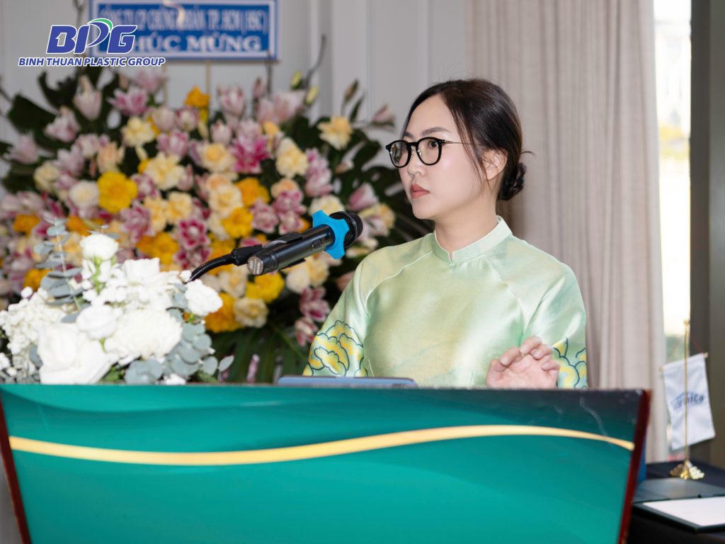 Bà Nguyễn Thị Hồng Nhung, Tổng giám đốc Tập đoàn Nhựa Bình Thuận phát biểu tại sự kiện.