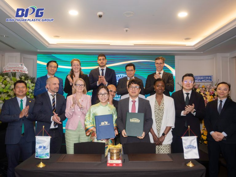 Đại diện Tập đoàn Nhựa Bình Thuận và GuarantCo thực hiện Lễ ký kết Bảo lãnh phát hành Trái phiếu Xanh.