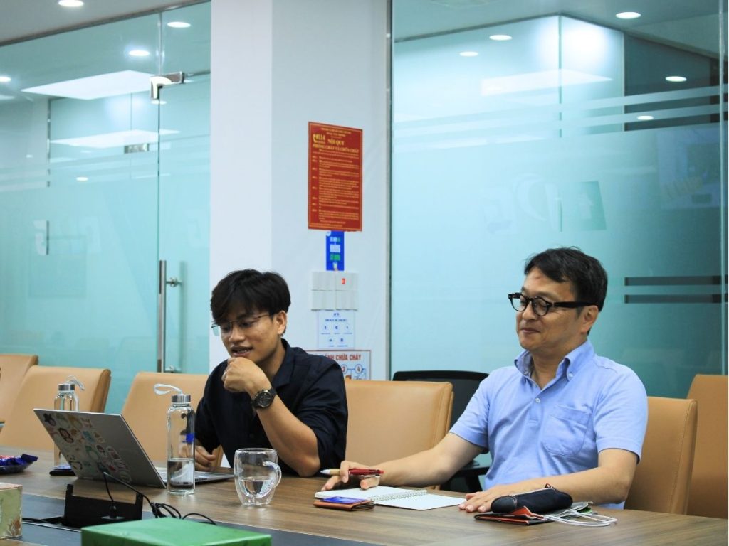 Ông Matsumura Takahiro – Tổng Giám đốc KOEI VIETNAM CO., LTD (ngồi bên phải) tại buổi trao đổi