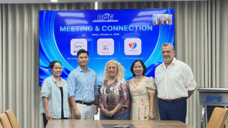 Đại diện Quỹ Thiện nguyện Nụ Cười BPG và Hội từ thiện Coup de Pouce Việt Nam chụp ảnh lưu niệm tại buổi gặp gỡ.