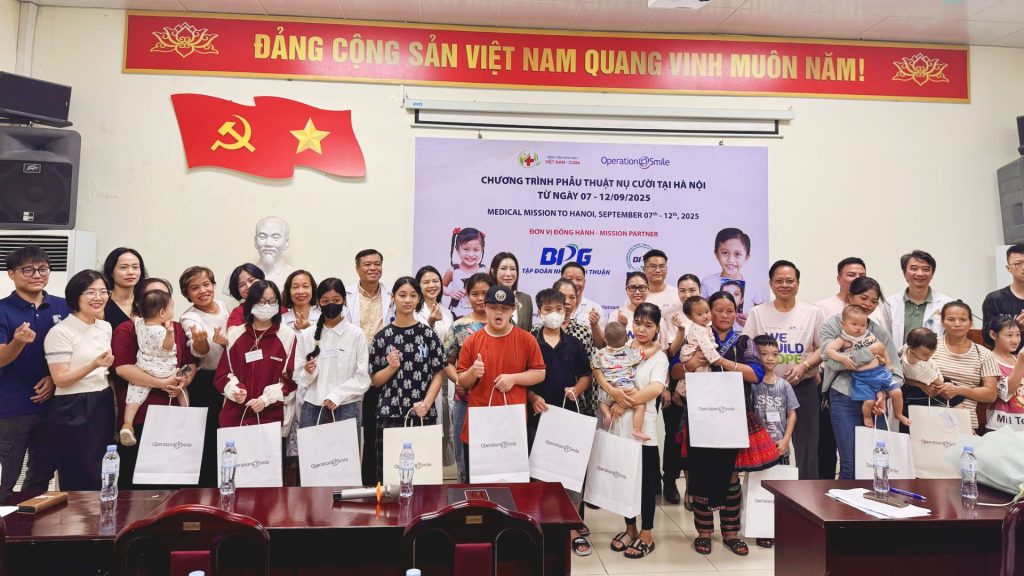 Hoạt động thiện nguyện của Quỹ Thiện nguyện Nụ Cười BPG tại bệnh viện.