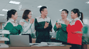 Nhân viên Nhựa Bình Thuận tại văn phòng làm việc